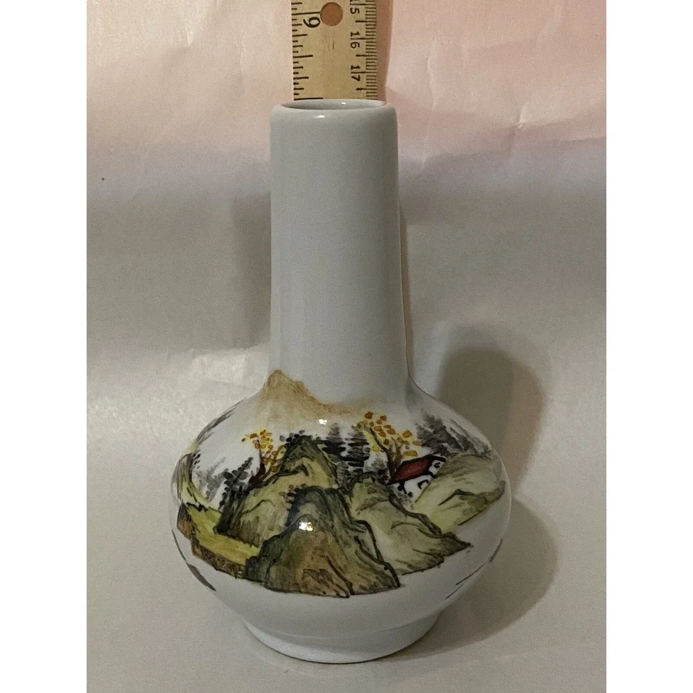 Japanese Style Vintage Vase made in Taiwan R.O.C.‎ 5.5 inches tall 3.5 wide